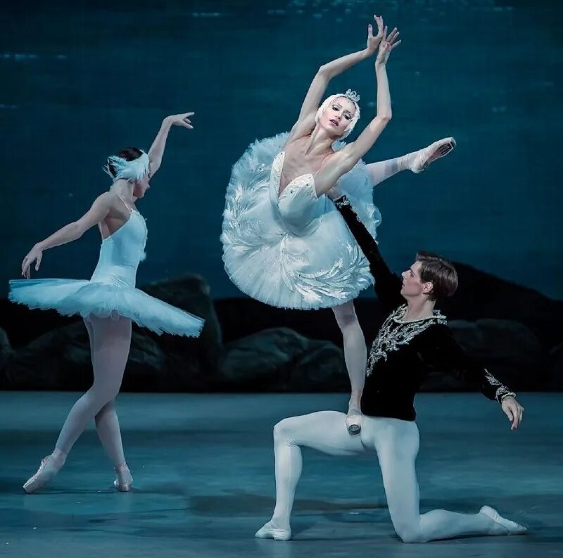 Балет лебединое озеро одетта и одиллия. Одетта и одиллия в лебедином озере. Сюита из балета лебединое. Принц зигфрид лебединое озеро. Анастасия соболева лебединое озеро.