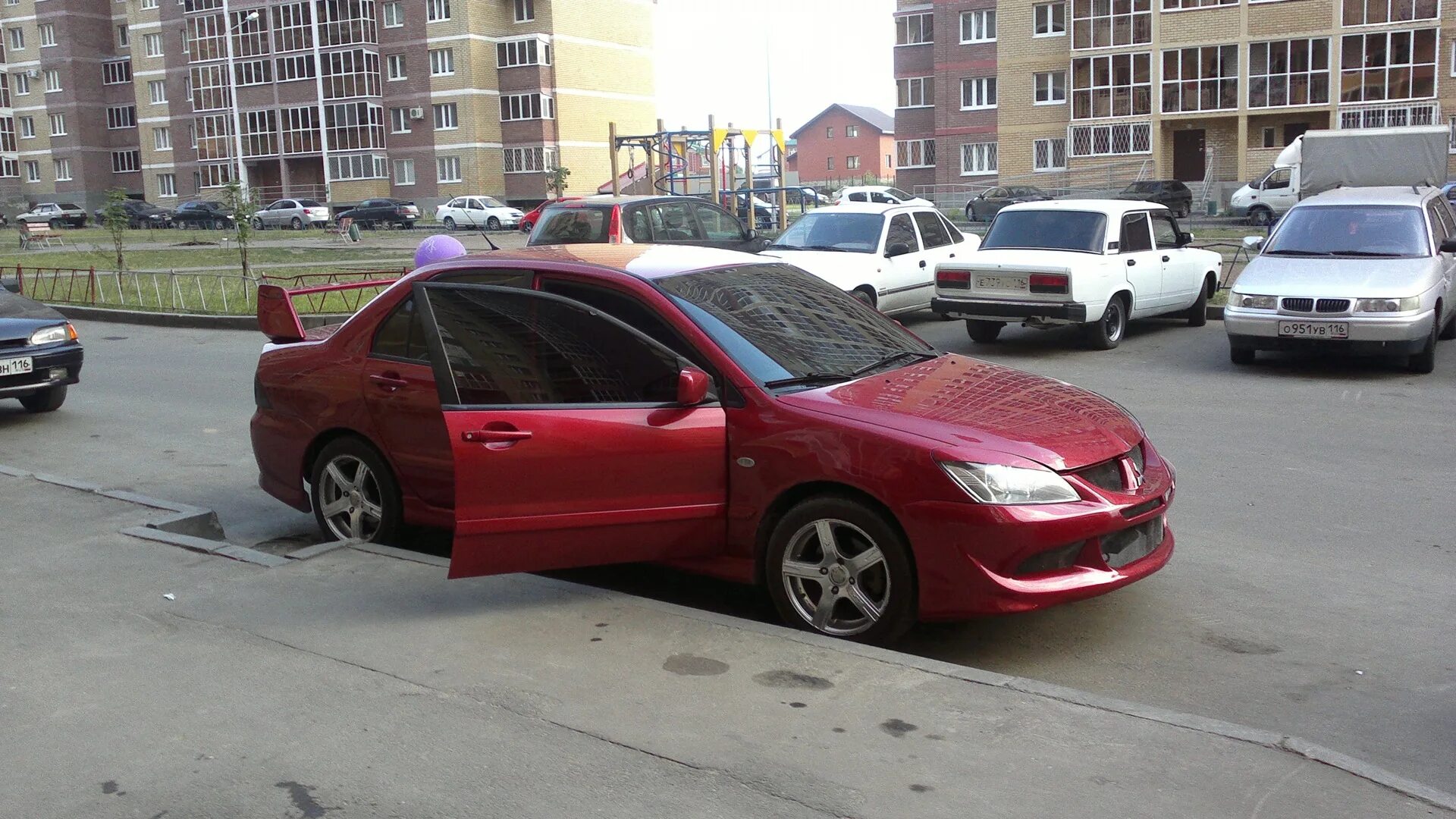 Ли 9 красный. Лансер 9 2.0 красный. Mitsubishi Lancer 9 красный. Лансер 9 красный. Митсубиси Лансер 9 красный тонированный.