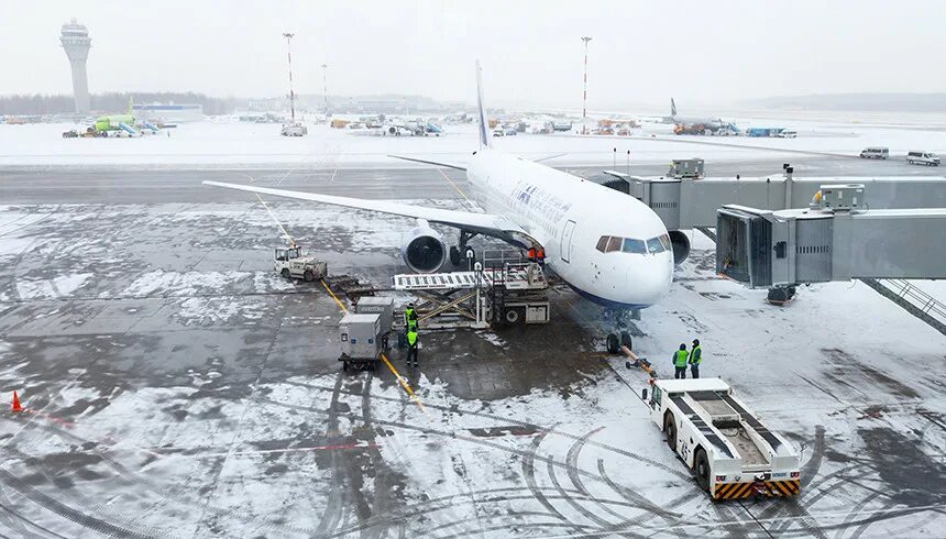 Аэропорт пулково 1997. Закрытый трап к самолету. Аэропорт пулково. Аэропорт пулково 2023. Рейсы отменены.