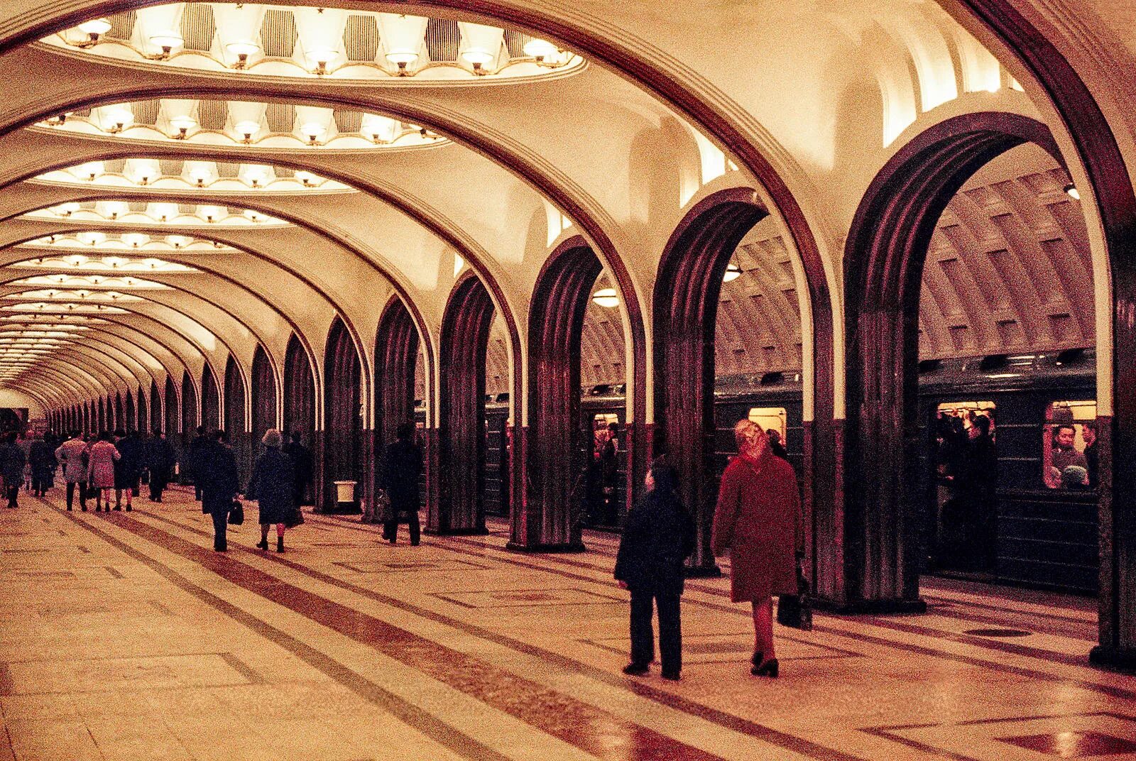 Станция маяковского москва. Московское метро станция маяковская. Маяковская станция метро москва. Московский вокзал метро маяковская. Метро московское ссср 80е.