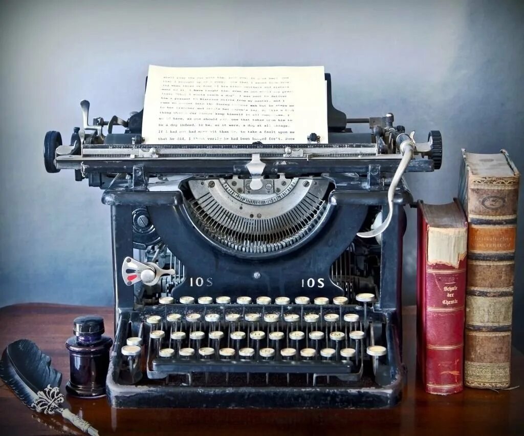Как называется машинка которая печатает. Печатная машинка 1940 сбоку. старинная печатная машинка. антикварная печатная машинка. печатающая машинка.