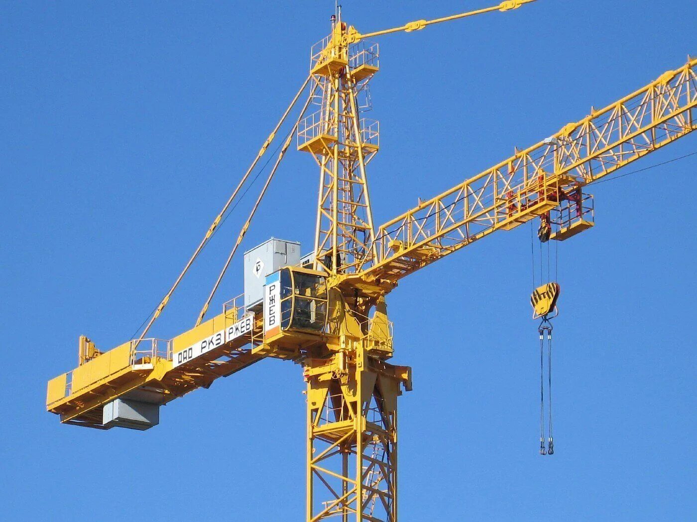 Билдинг кран екатеринбург. Башенные краны кб-474. Рокра пайнер 180 кран башенный. Башенный кран. Кран sarens sgc-250.