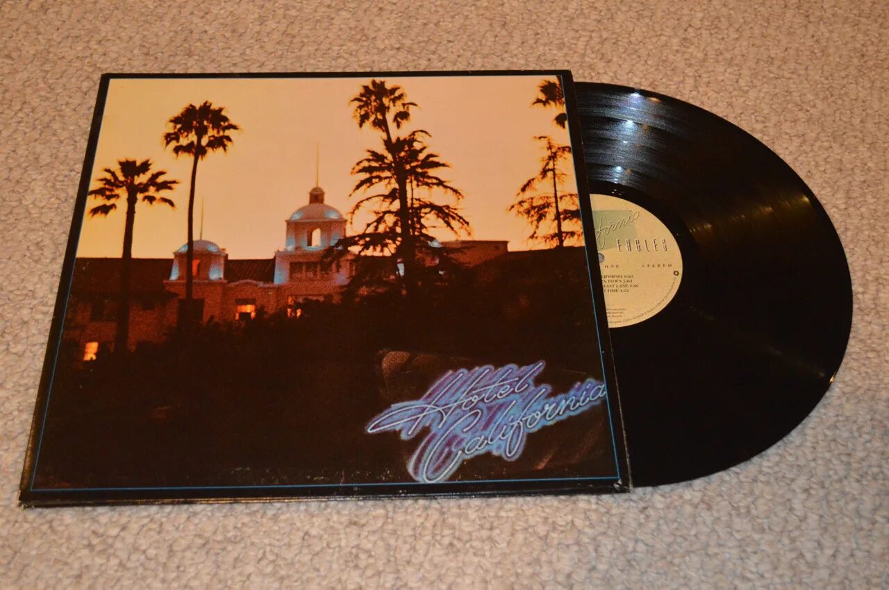 Hotel california альбом. Eagles hotel california 1976. eagles hotel california 1976 обложка. hotel california eagles пластинка. eagles hotel california обложка.