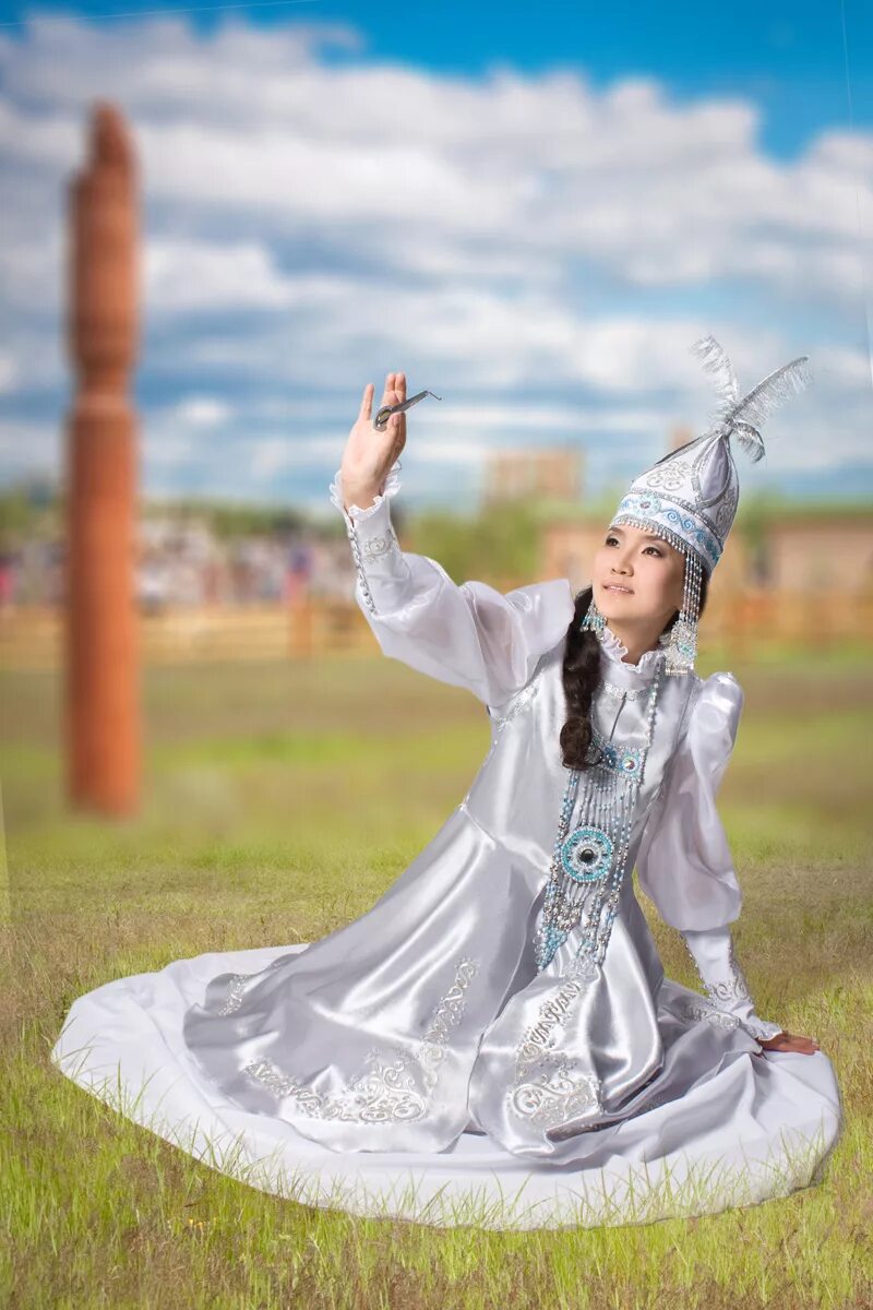 якутское национальное платье халадай. якутская национальная одежда халадаай. саха кыыс. якутское платье. якутское платье.