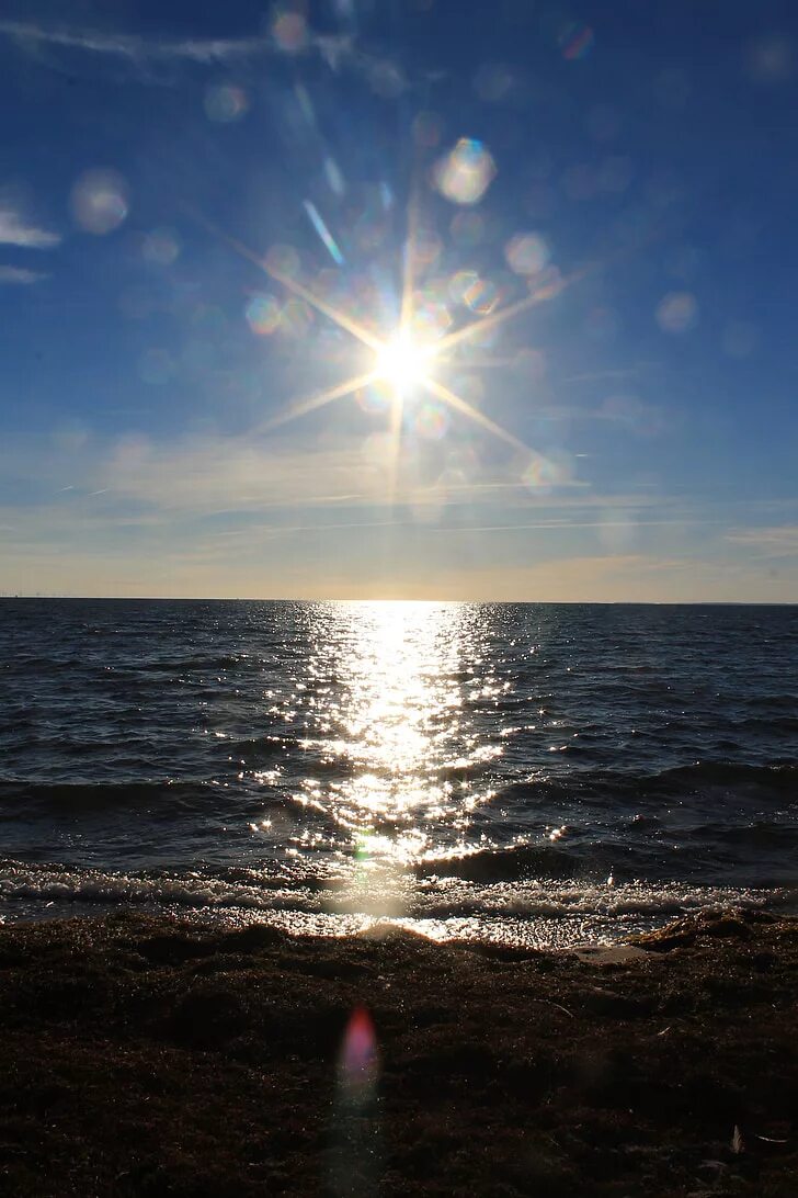 Блестящий вдали. Солнце над морем. Яркое солнце на море. Солнечное море. Блики солнца на море.
