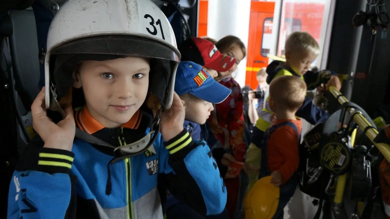 для детей. маленькие пожарные. для детей. пожарные. экскурсия в пожарно-спасательной части.