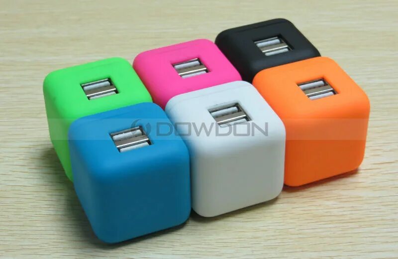 Usb cube. Зарядник кубик. USB зарядка кубик. Зарядник кубик разного цвета. Ашки с зарядкой кубик.