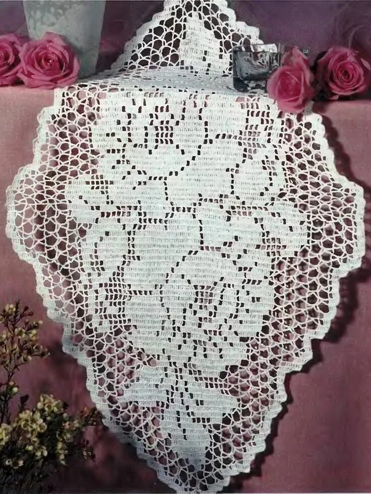Салфетка крючком филейная техника. Филейные салфетки. Розочка с салфетки. Овальные филейные салфетки. Овальная салфетка с розами.