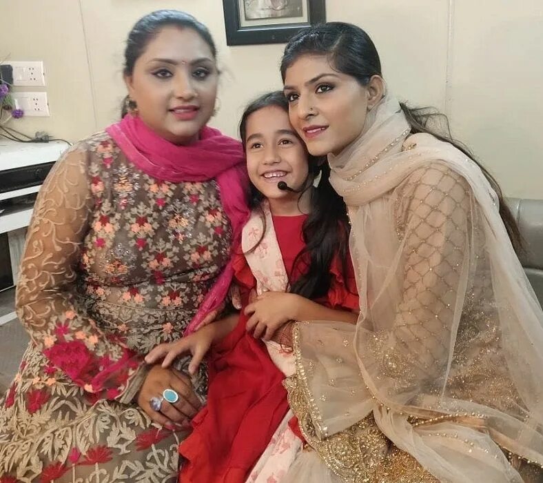 Джиоти Nooran. Aakriti Sharma. Jyoti Nooran sisters. Sultana Nooran Вики.