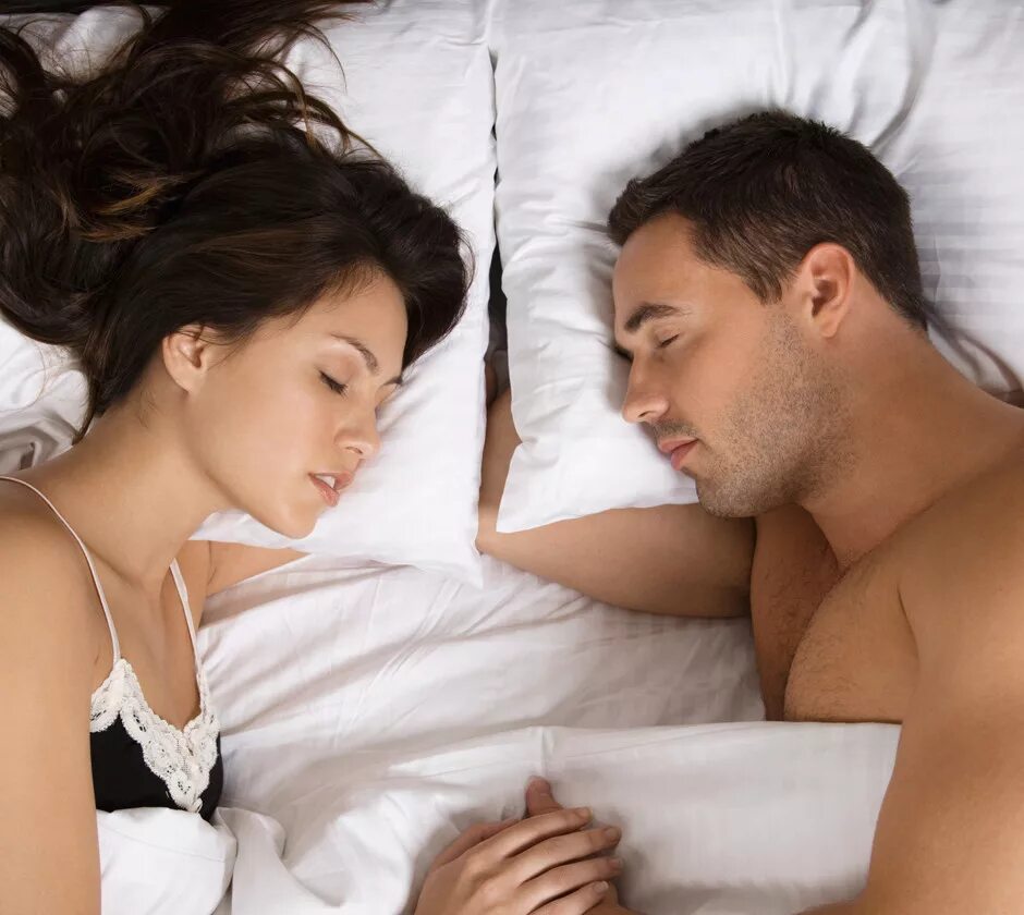 Мужем они спят на. Спящие мужчина и женщина. Сон с мужем. Спать с любимым. Супружеский сон.
