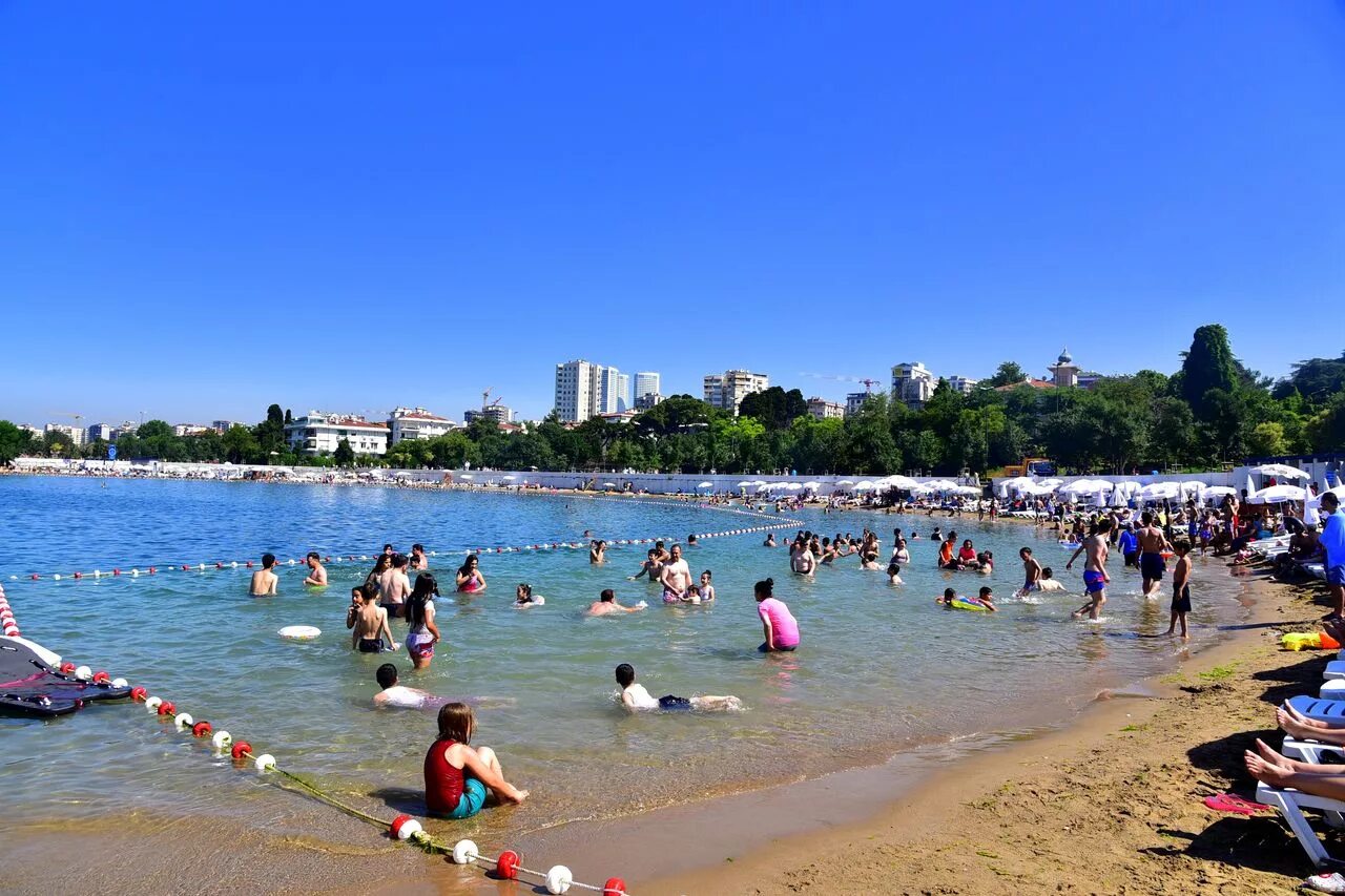 Турция где можно купаться. Пляж Джаддебостан. Caddebostan 1 Beach Стамбул. Пляж Кадыкей Джаддебостан. Городской пляж мраморное море Стамбул.