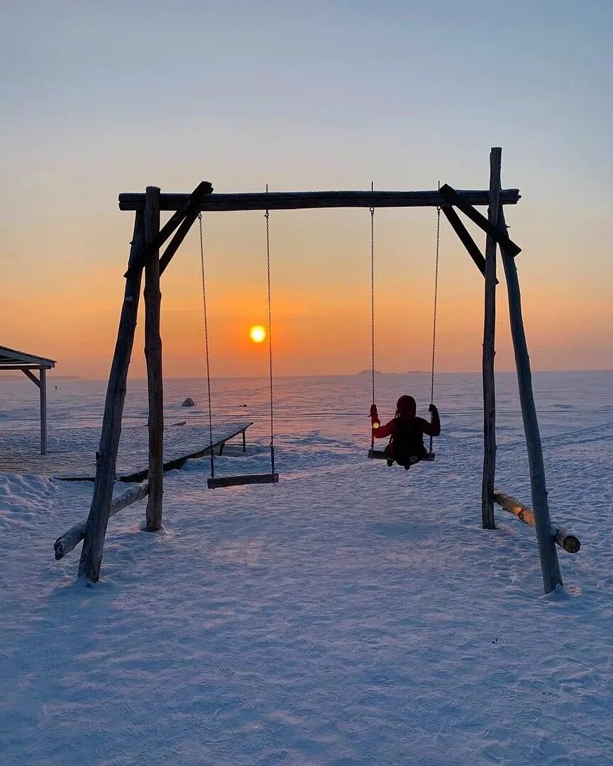 Обское море академгородок. Качеля на обском море. Качели в академгородке новосибирск. Качели на берегу новосибирск обское море. Качели на обском море новосибирск.