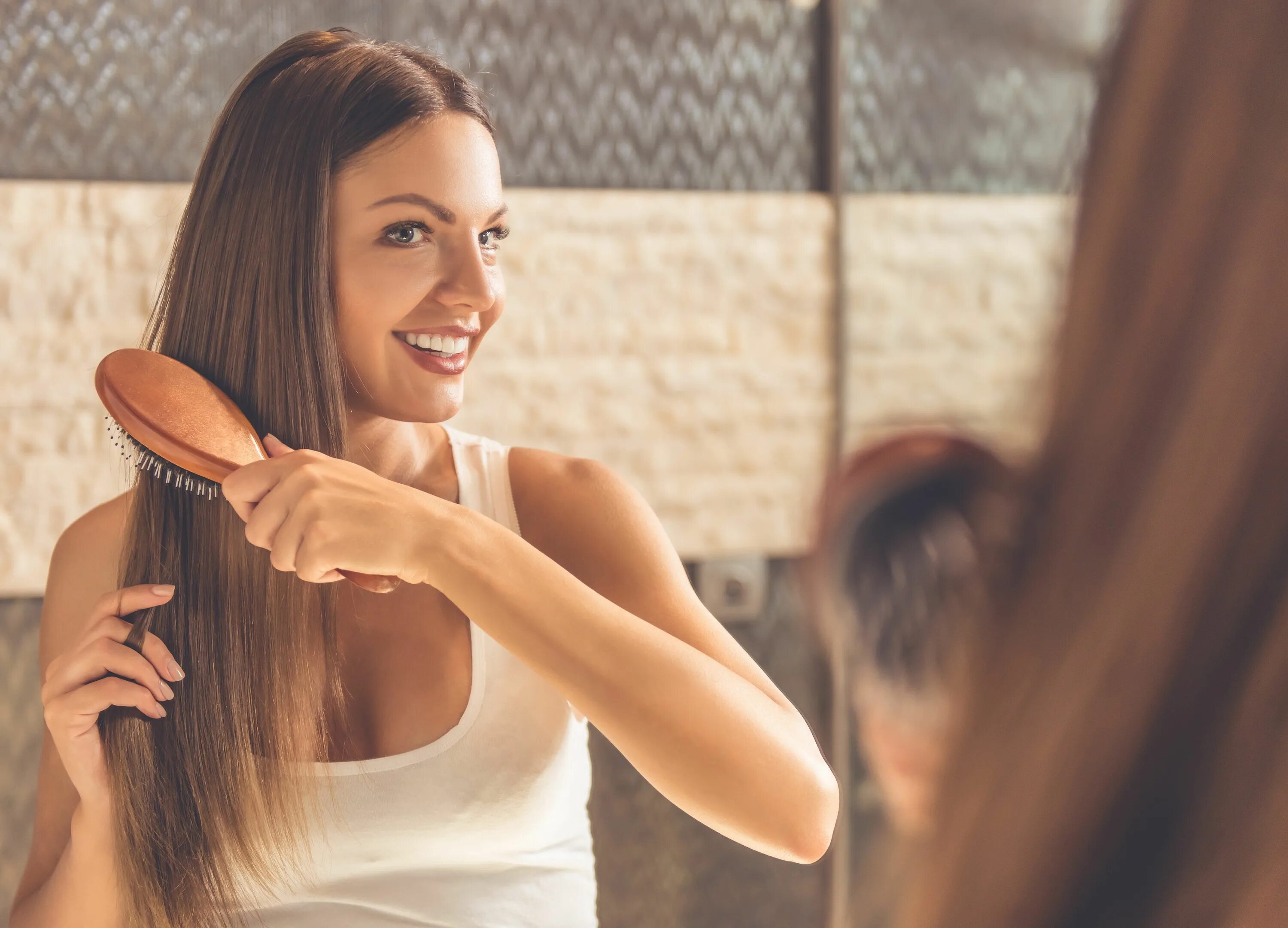 Девушка расчесывает волосы. Расчесывание волос. Вычесывание волос. Расческа расчесывает. Девушка с расческой.