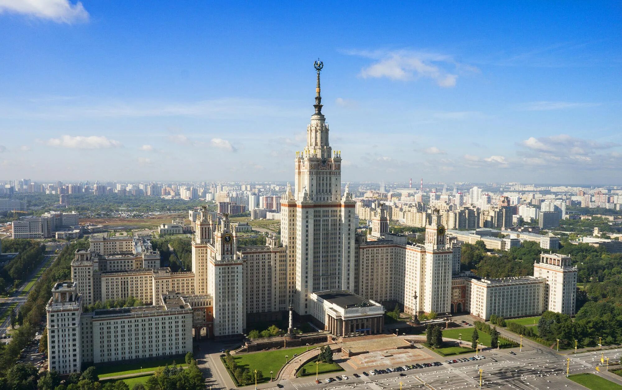 Московский государственный университет фото в москве. Москва высотка МГУ. Комплекс зданий МГУ на Воробьевых горах. Сталинские высотки МГУ. Главное здание МГУ на Воробьёвых горах.