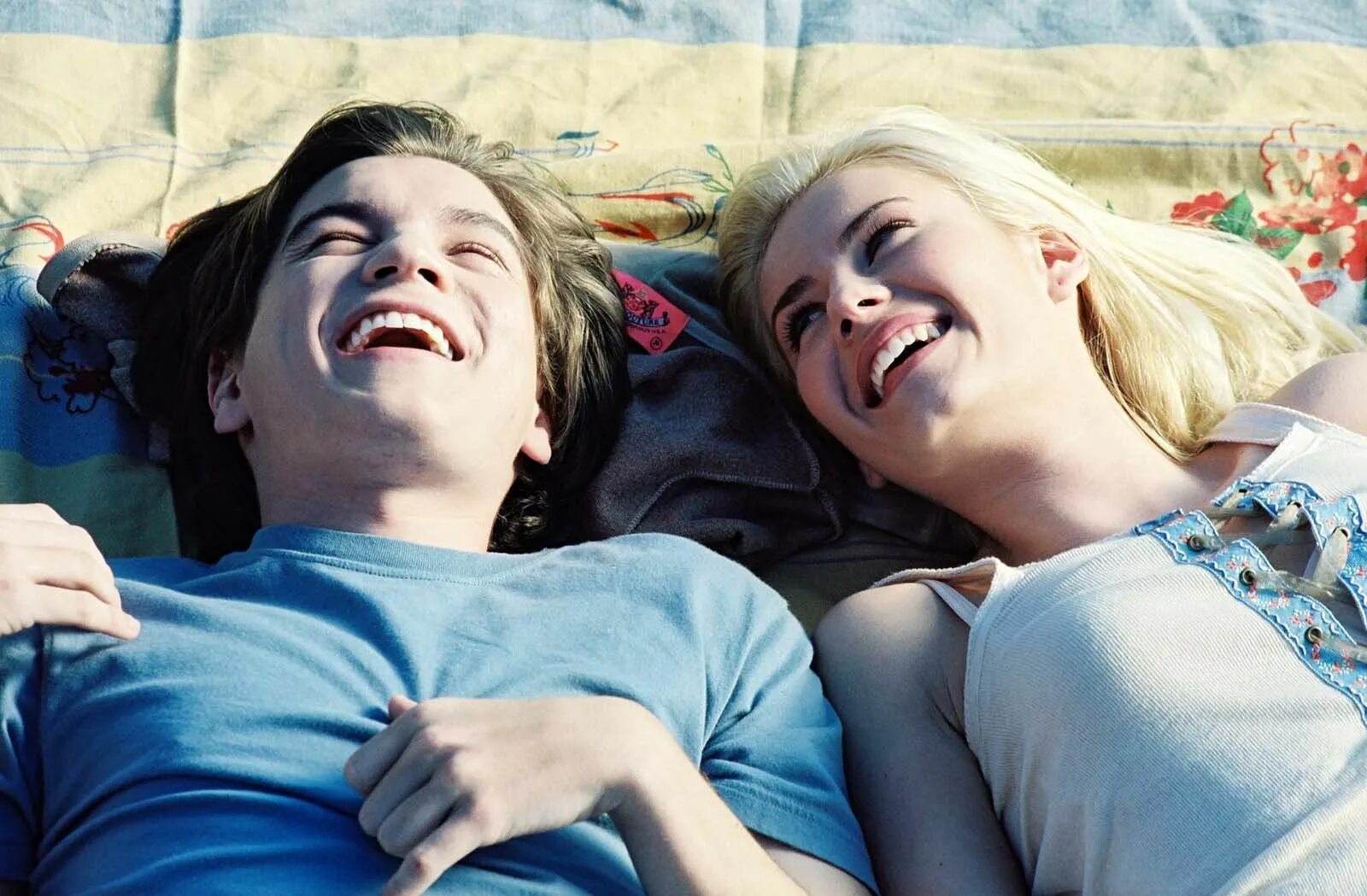 Не смейтесь над моей любовью 2007. Соседка 2004 эмиль хирш. the girl next door 2004 эмиль хирш. эмиль хирш соседка элиша катберт. фильм соседи 2007.