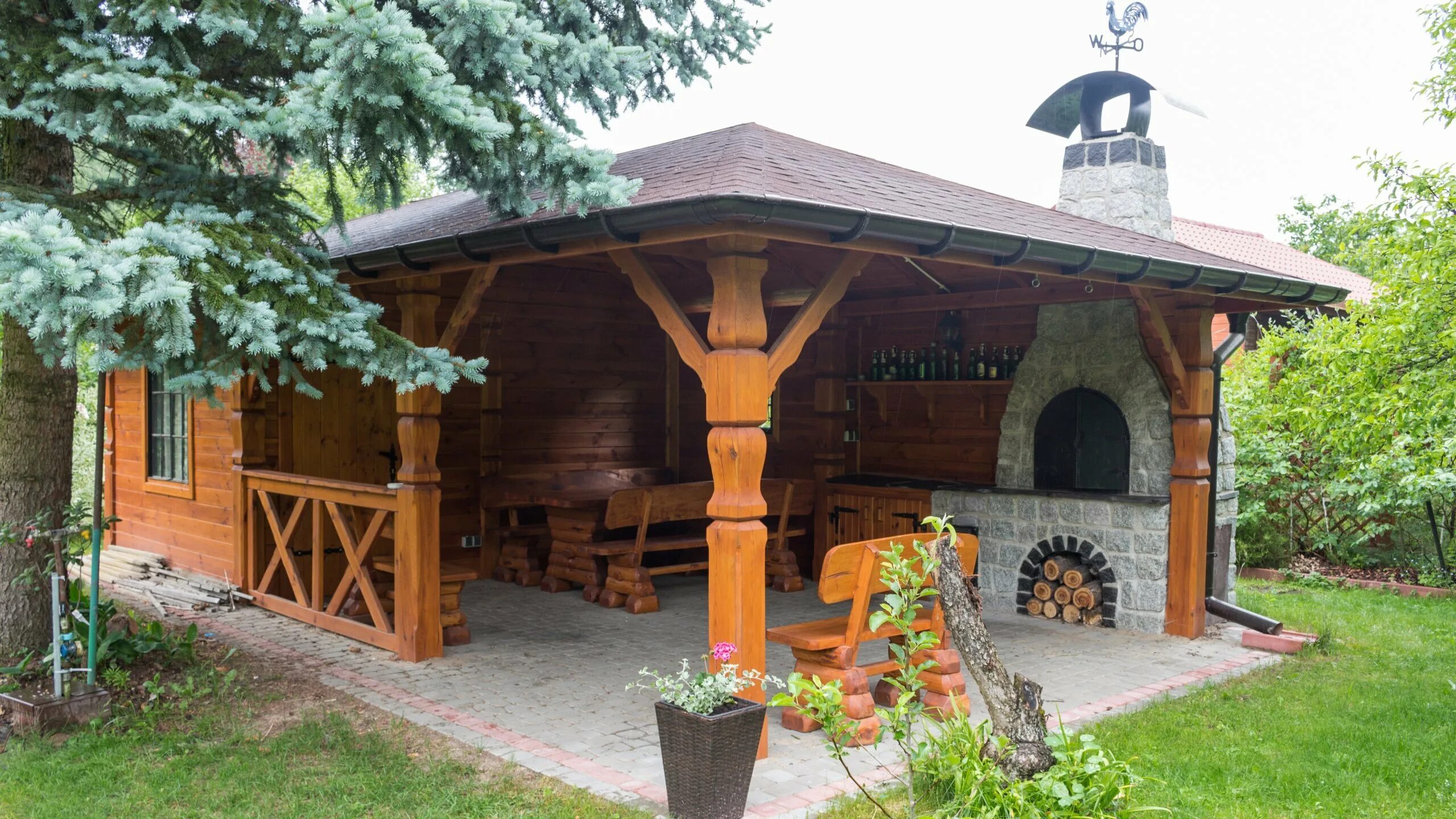Беседка в стиле тимбер фрейм. Мангальная зона из бревна. Беседка с четырехскатной крышей и мангалом. Беседка из дерева с мангалом. Пергола круглая стоун.
