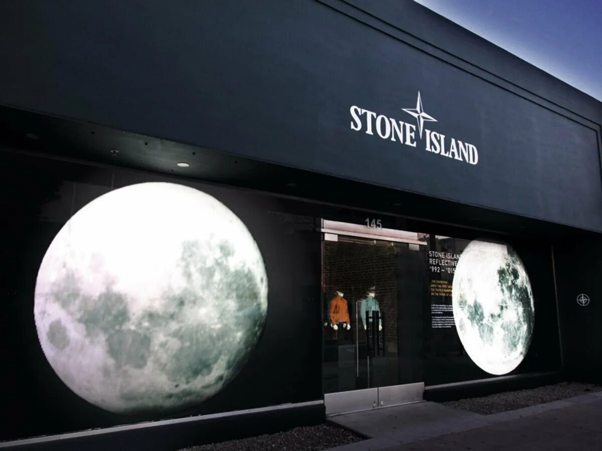 Island store. Бутика стон Айленд. Магазин Stone Island. Paris магазин Stone Island. Витрины магазина стон Айленд.