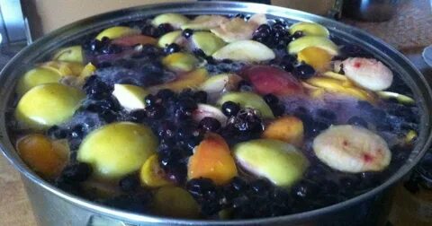 Компот из смородины в кастрюле