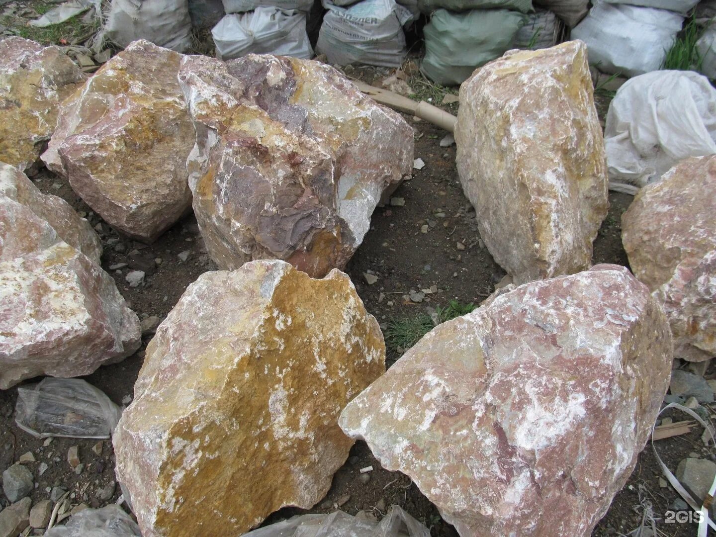 Где купить stone. Валунный камень песчаник, ракушечник. Бут природный камень. Бутовый цвет. Омск Аквилон камень.