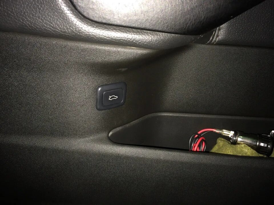 Где находится кнопка багажника Кнопка открытия багажника BMW 5 series (F10), 3 л, 2015 года своими руками DRI