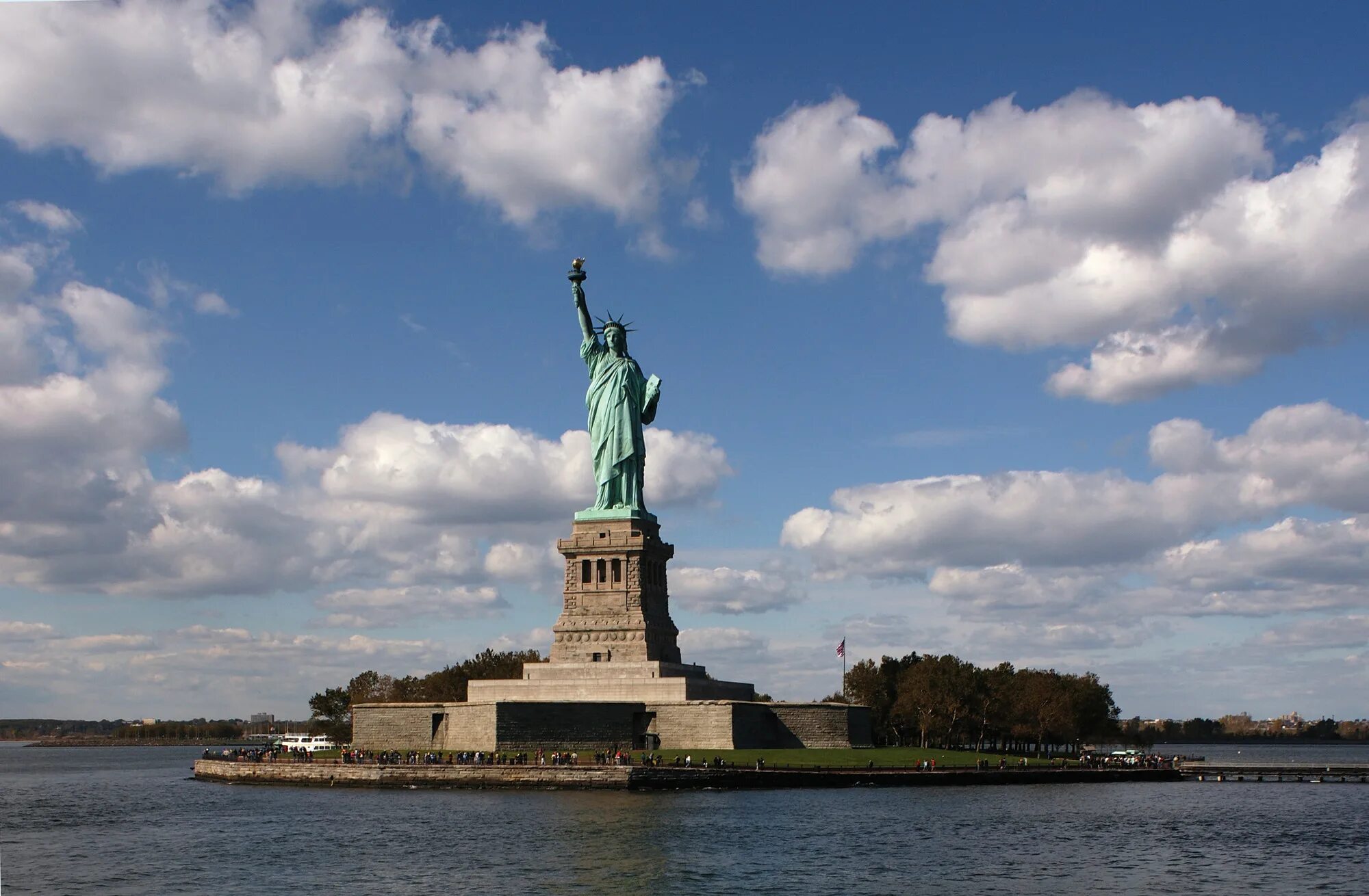 Памятники которые важно сохранить для поколения. США Нью-Йорк статуя свободы. Достопримечательности США статуя свободы. Достопримечательности Нью Йорка статуя свободы. 4. Статуя свободы, Нью-Йорк, США.
