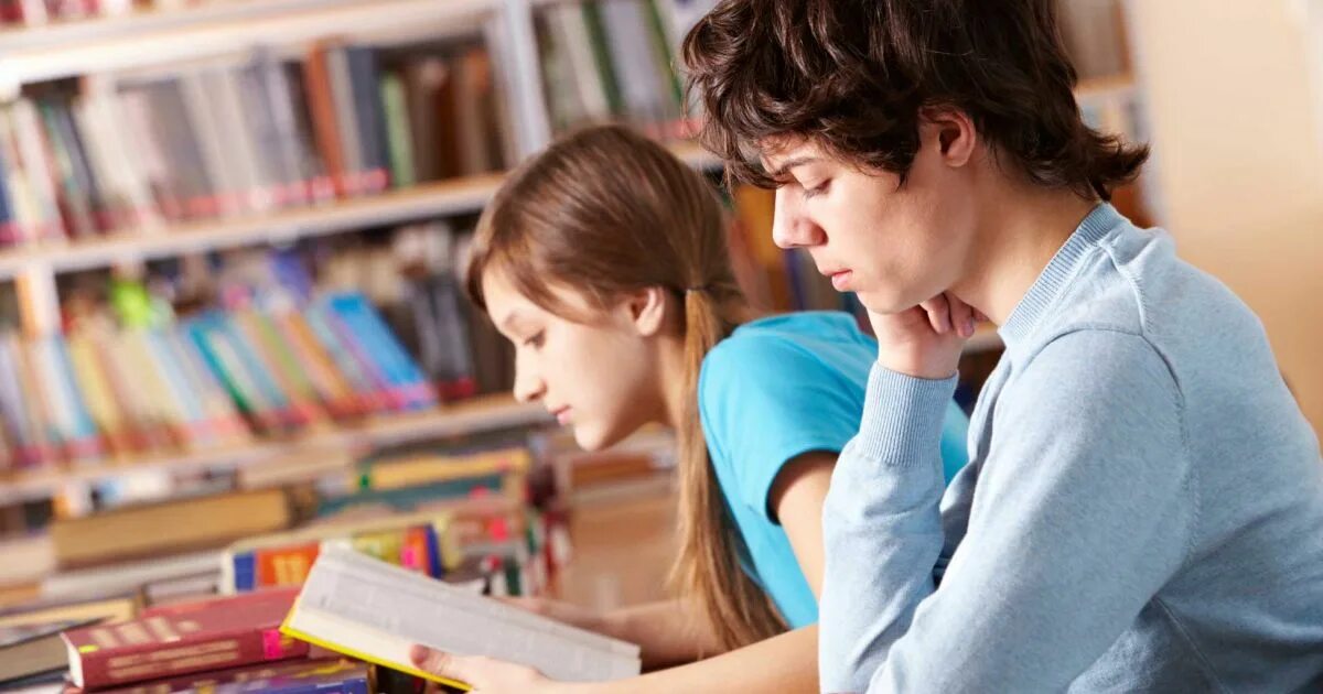 Читатель холодный. Подростки в библиотеке. Чтение подростки. Ученик с книгой. Дети и подростки в библиотеке.