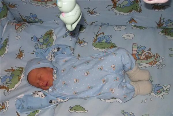 Новорожденный ребенок в кроватке. Кроватка для новорожденного. Новорожденный ребенок в кроватке мальчик. Новорождённый ребёнок в краватре. Новорожденные мальчики дома