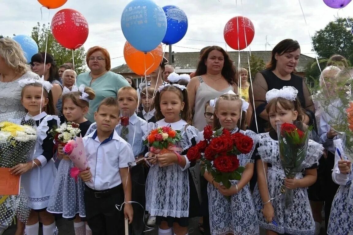 Торжественная линейка в школе. Линейка день знаний прошла. День знаний линейка. Линейка день знаний прошла. 6 школа в кохме учителя.