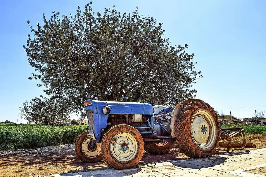 Тракторная тема. Старый трактор. Трактор дряхлый. Старый трактор на ферме. Старый трактор фото.