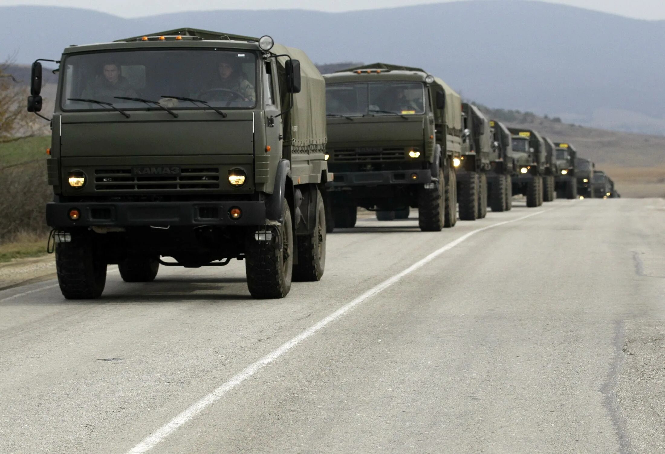 Военные перекрывают дороги. Колонна военных КАМАЗОВ. Колонна КАМАЗ 4310 военный. Армейского КАМАЗА 4510.