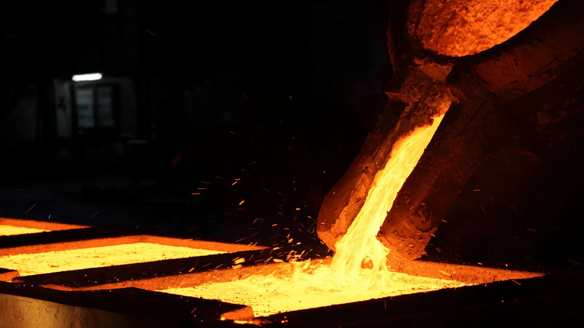 Вылит из стали. Вылит из стали. Литейный ковш для алюминия для сталевара. Плавка металла. Разливка металла.