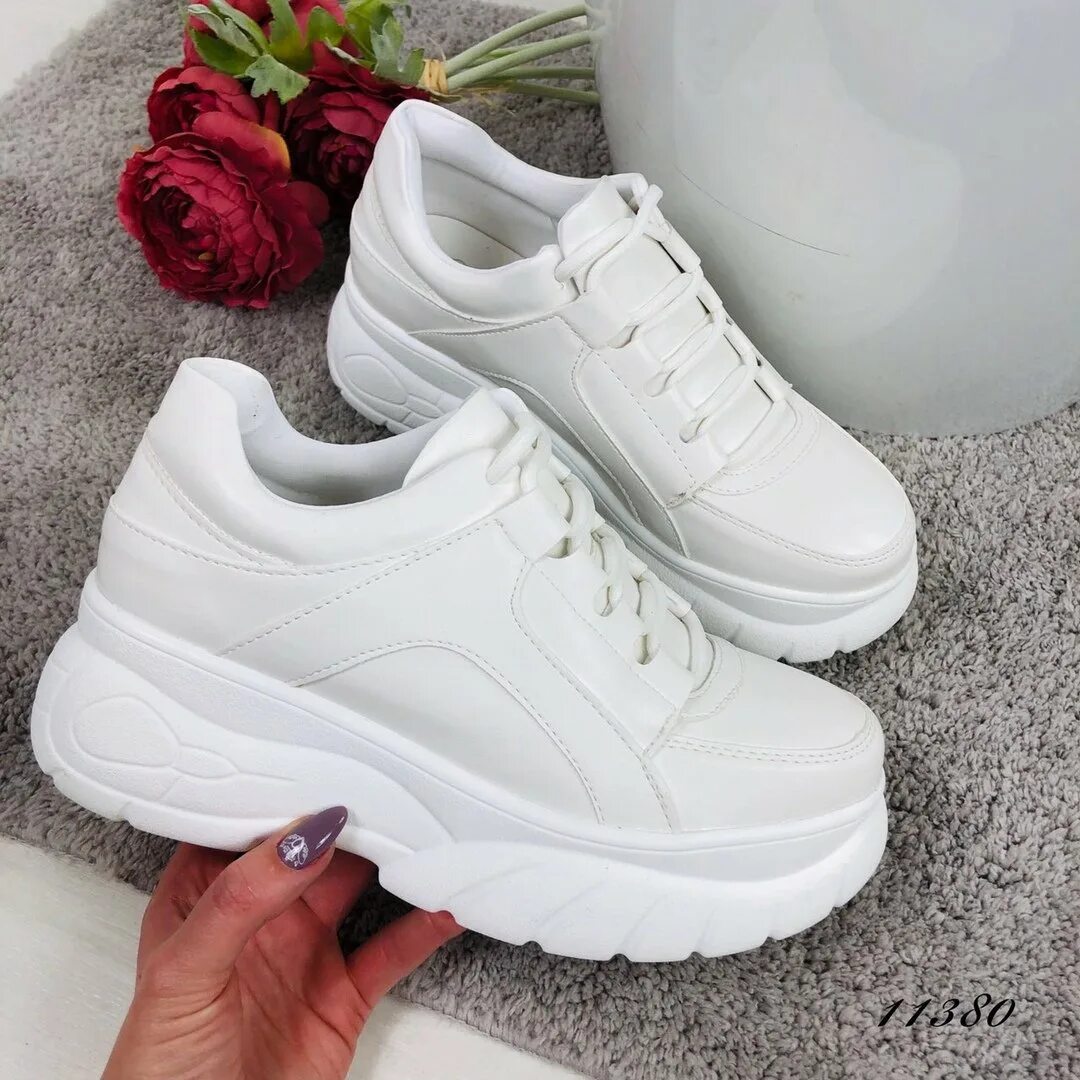 Белые кроссовки модели. Кроссовки женские белые. Белые классические кроссовки. Белые объемные кроссовки. Самые красивые белые кроссовки.