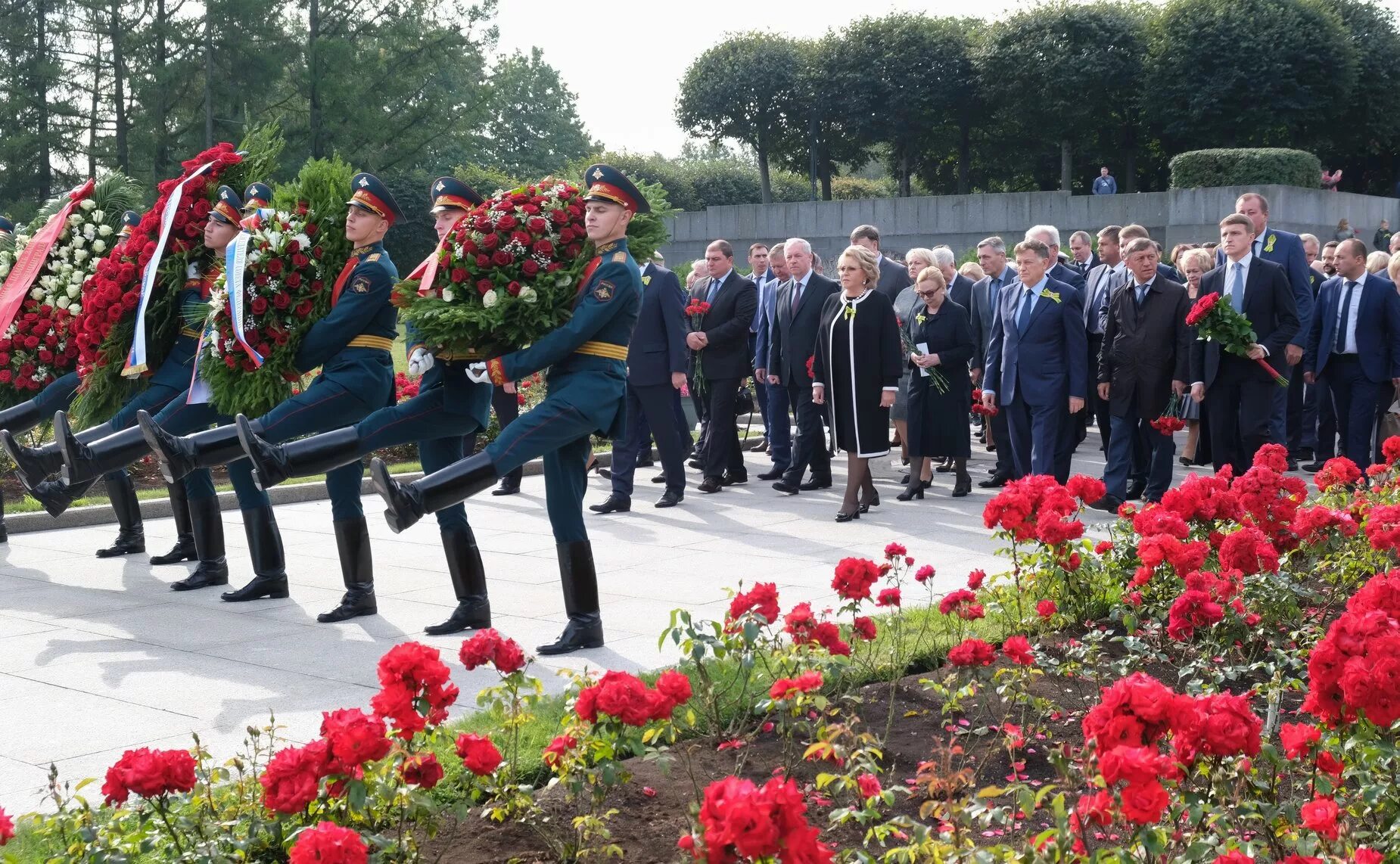 венок на возложение вдв. возложение венка к могиле неизвестного солдата. возложение венков традиции вов. возложение венков у могилы неизвестного солдата в москве. воронеж возложение венков 22 февраля 2022.