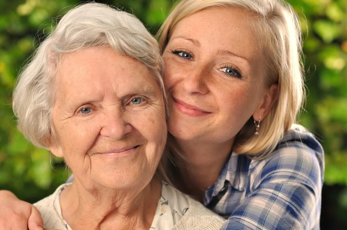Бабушка и дочка и сын. Пожилые люди. Женщина в пожилом возрасте. Пожилая женщина улыбается. Красивые старые люди.