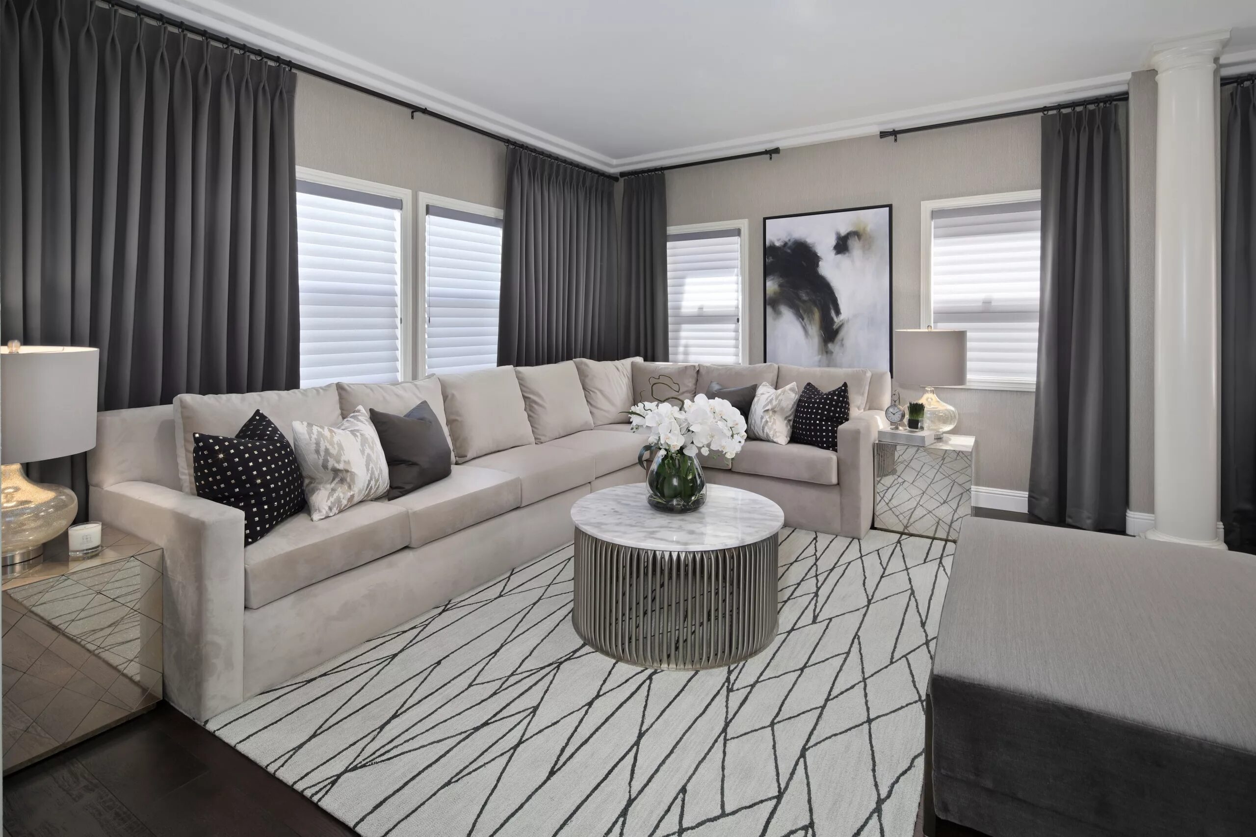 déco salon gris blanc bois : canapé d'angle en velours gris, parquet foncé, tapi