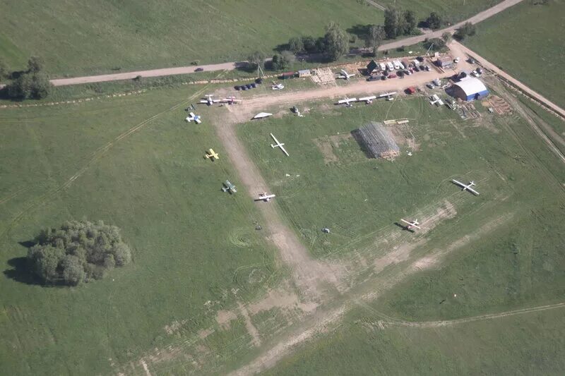 грунтовая взлетная полоса. грунтовая взлетно-посадочная полоса. грунтовый аэродром. грунтовый зимний аэродром. авиабаза зябровка.