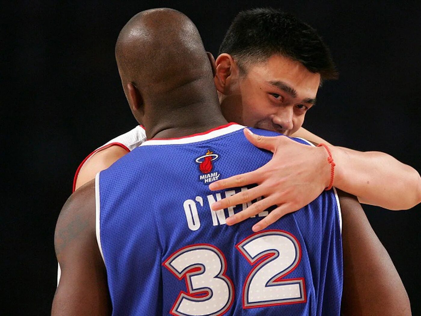 Yao ming. Яо мин. Яо мин баскетболист. Китайский баскетболист. Высокий китаец баскетболист.