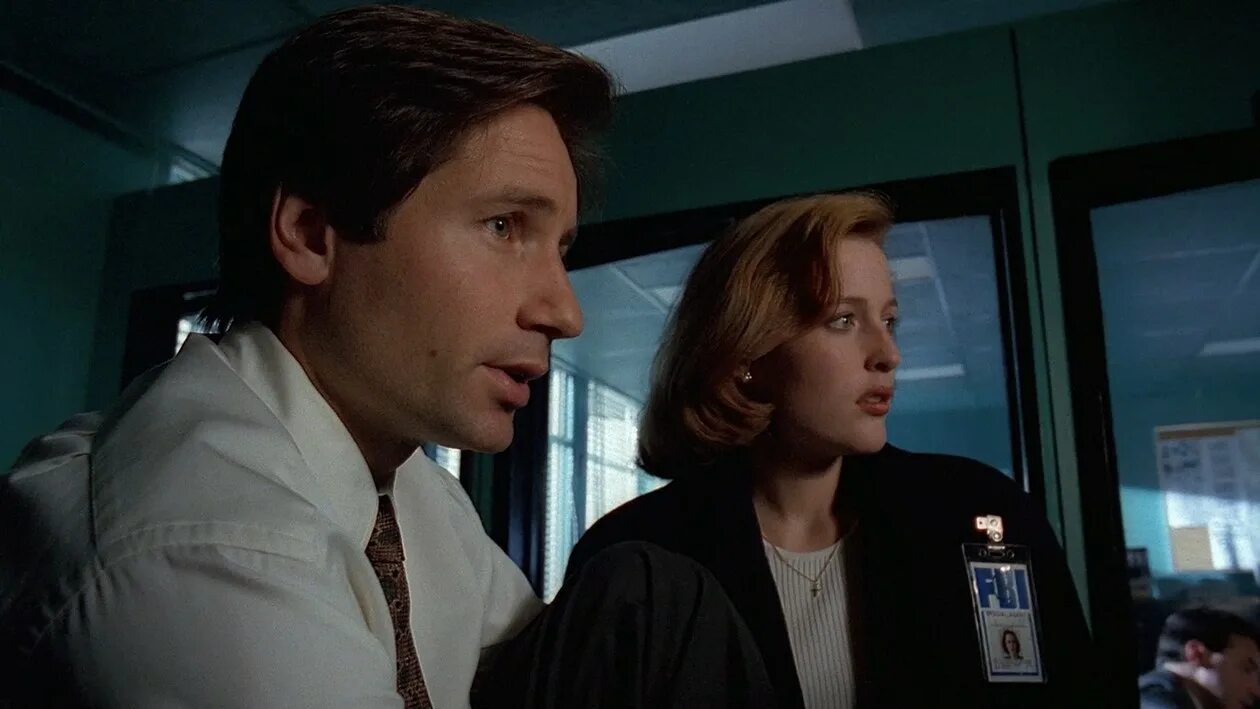Дэвид духовны секретные материалы 1 сезон. "секретные материалы " 1998 кейт луйбен. Джиллиан андерсон секретные материалы 2016. Дэвид духовны секретные материалы 2018. Малдер и скалли 1996.