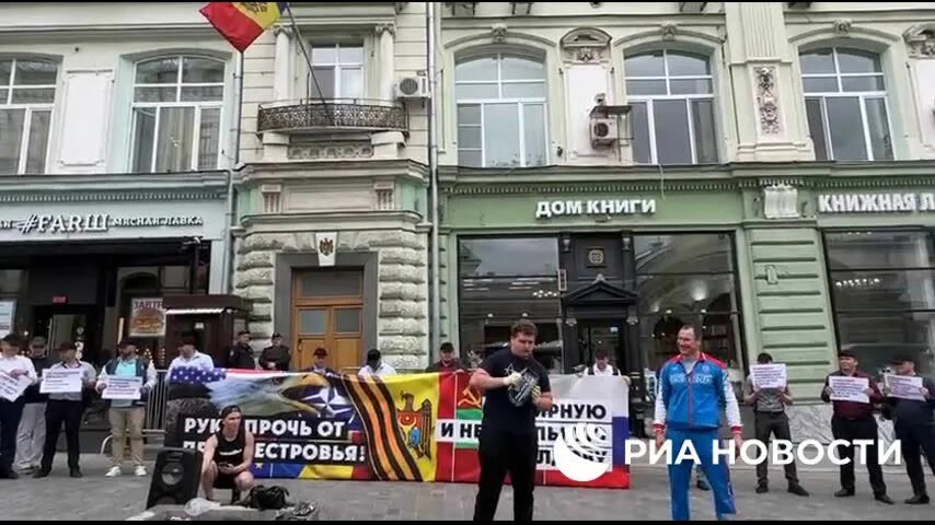 Посольство молдовы в москве отзывы. Митинг у посольства Молдавии в Москве. Посольство Молдовы в Москве. Посольство Приднестровья в Москве. Посольство Молдавии в Литве.