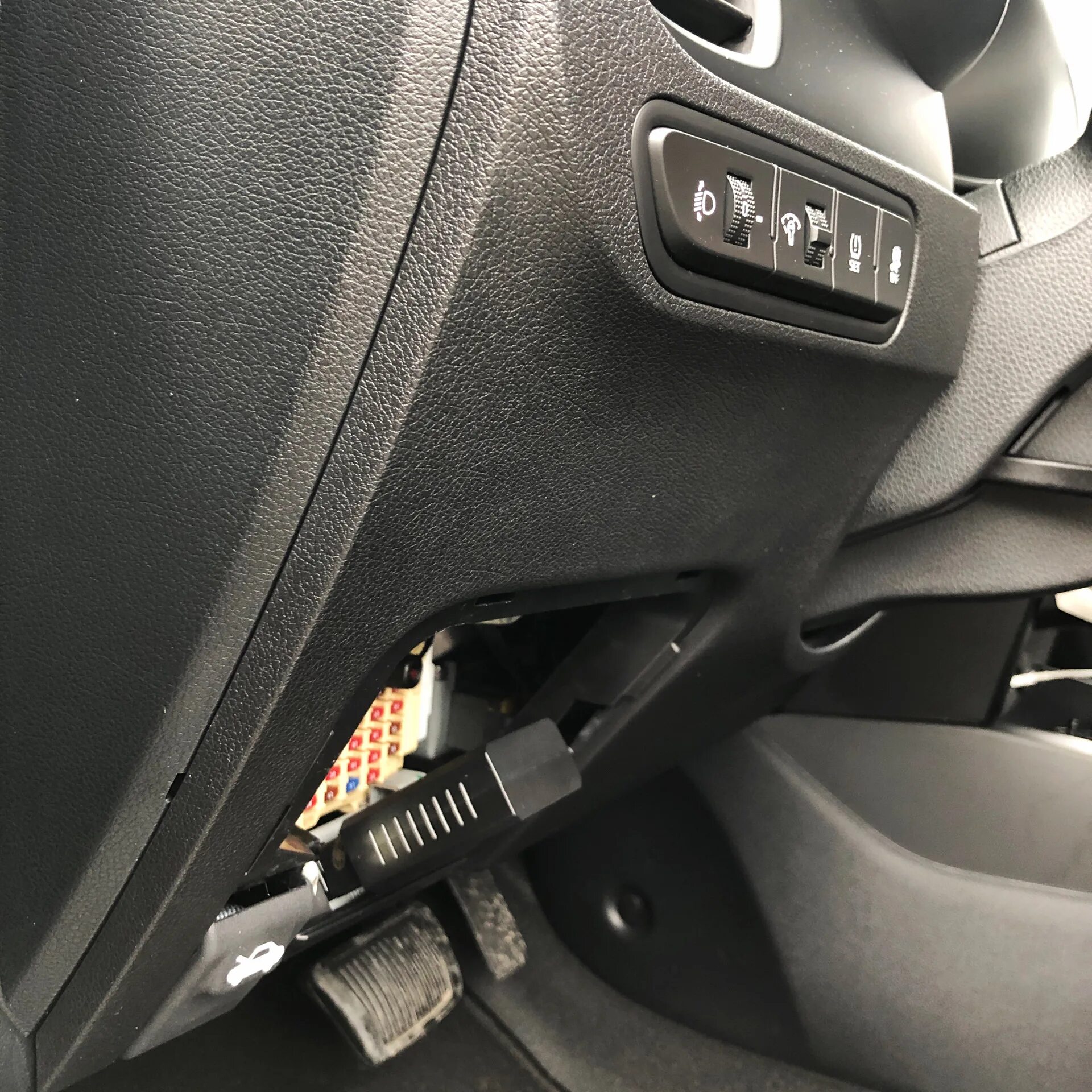 Kia rio 2 obd разъем. Kia rio 2003 obd разъем. Диагностический разъём на kia rio 1. Рио обд. Разъём obd kia rio 2.