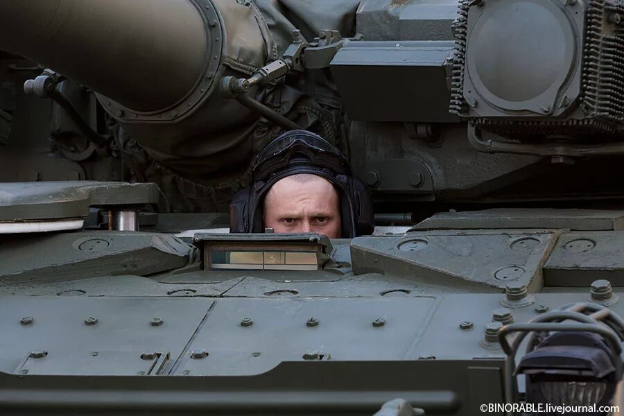 Танк челленджер 2. Экипаж танка т 72 б3. Люк мехвода т-72. Водитель танка. Механик водитель танка.