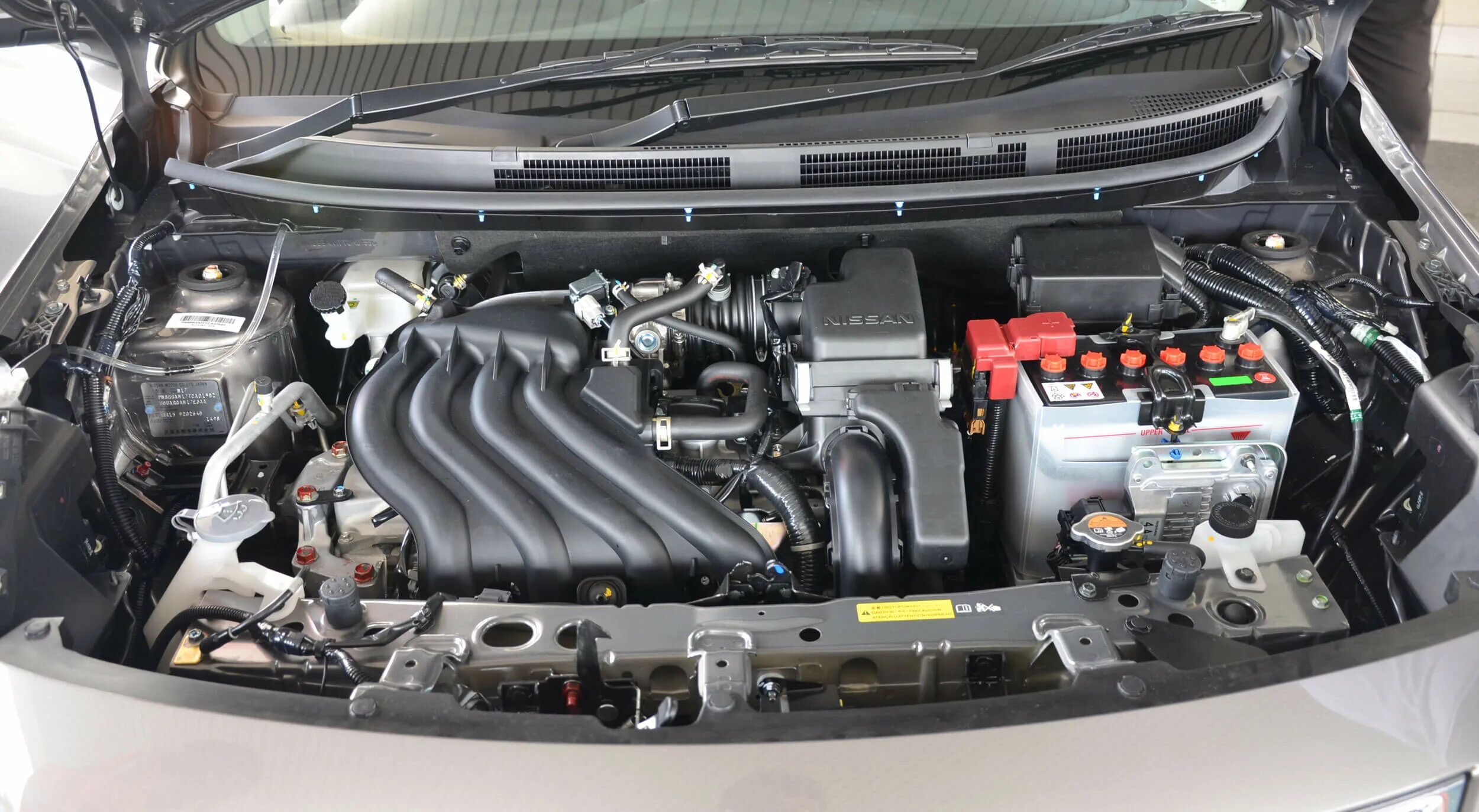 Nissan Almera 2014 под капотом. Ниссан Альмера g15 2014 двигатель. Ниссан Альмера 2014 двигатель 1.6. Моторный отсек Ниссан Альмера g15.
