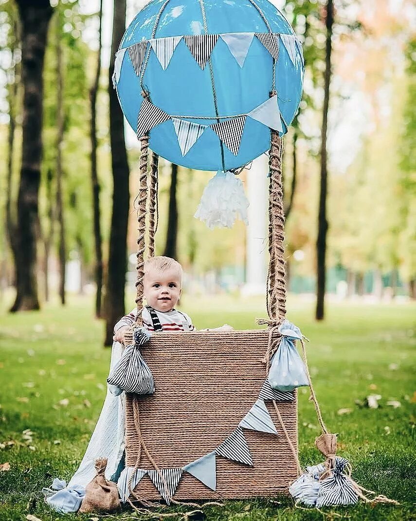 Фотозона корзина. Фотозона воздушный шар с корзиной. Фотозона на природе для детей. Декорация воздушный шар с корзиной. Детская фотозона с воздушным шаром.