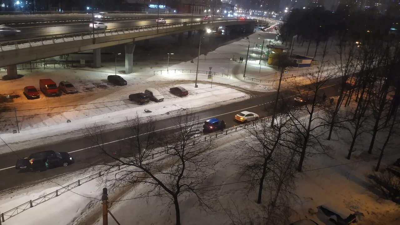 Асфальт растаял. На матроса Железняка складывают снег. Матроса Железняка 2. Пожары в Санкт-Петербурге на ул.матроса Железняка. М5 асфальт 1 час