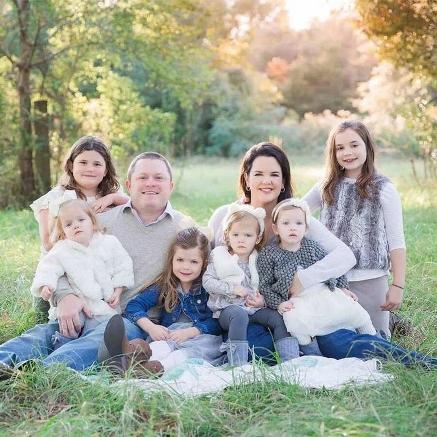 Like a big family. Большая семья. Семейные фотографии. Фотосессия семьи. Фотосессия большой семьи на природе.