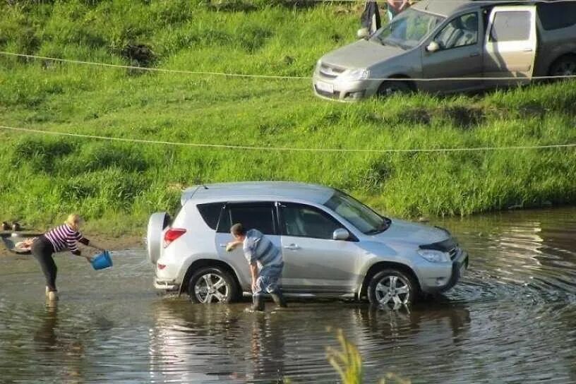 Мытье машины в реке. Девушка на берегу моря. Моем берегу. Елена хмель макеевка. Мойка машин в реке.