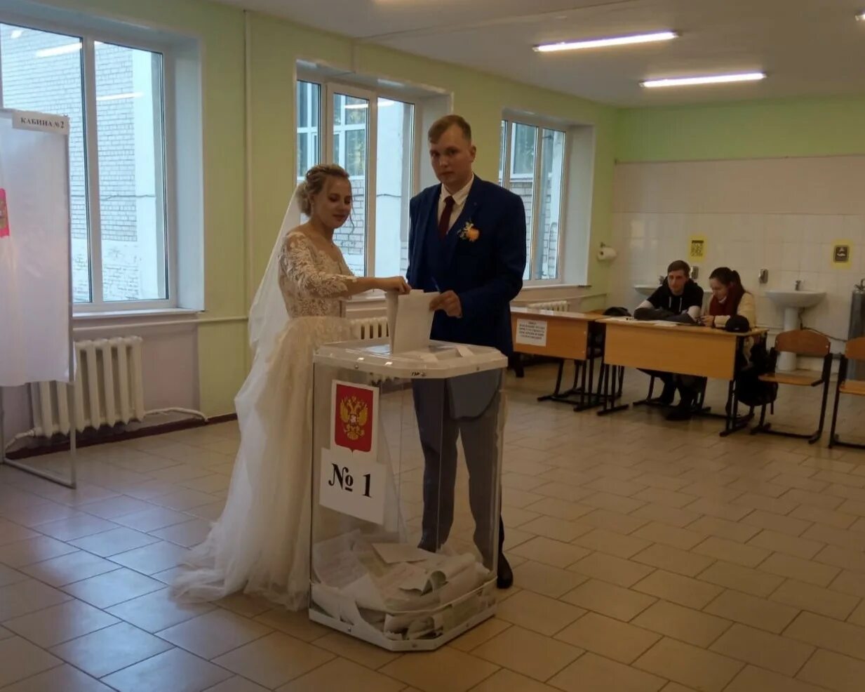 Молодожены пришли на выборы. Молодожены пришли на выборы. Сослан чехов осетия женился. Молодожены пришли на выборы. Фотографии как придти закс.