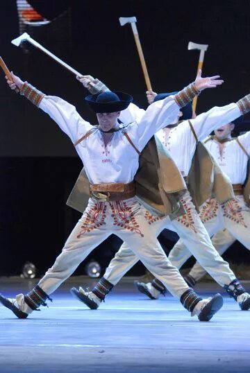 Современные танцы под современную. Танцующие люди. Стиль видео. Занятие в танцевальной студии. Современные танцы.