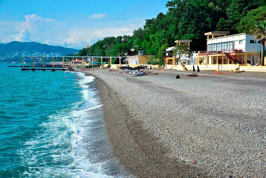 Мелкогалечный пляж сочи. Черное море лазаревское. Имеретинский пляж сочи. Лазаревское набережная пальмы. Побережье черного моря сочи.