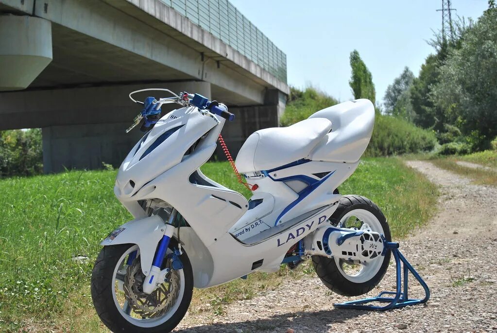 Мопед белый. Yamaha Aerox BWS. Ямаха аэрокс 100. Yamaha Aerox Tuning. Yamaha Aerox 100 2t.